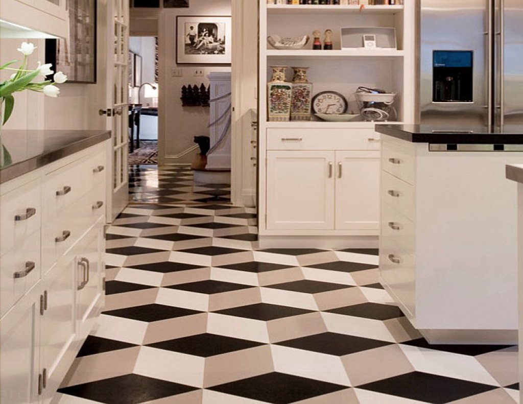 Выбирая плитку на кухню на пол, нужно подумать, какой цвет будет более подходящим и практичным Белый пол на кухне — отличное решение: светлое покрытие визуально расширяет пространство и органично смотрится в помещениях разного размера