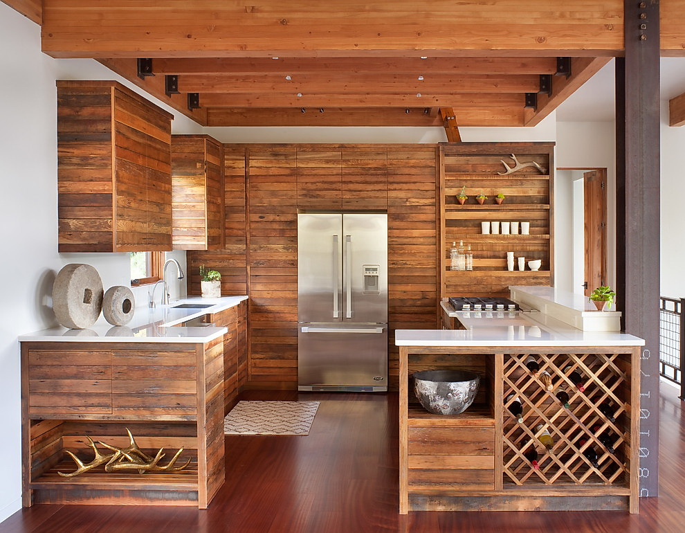 Кухня гостиная в деревянном доме дизайн фото