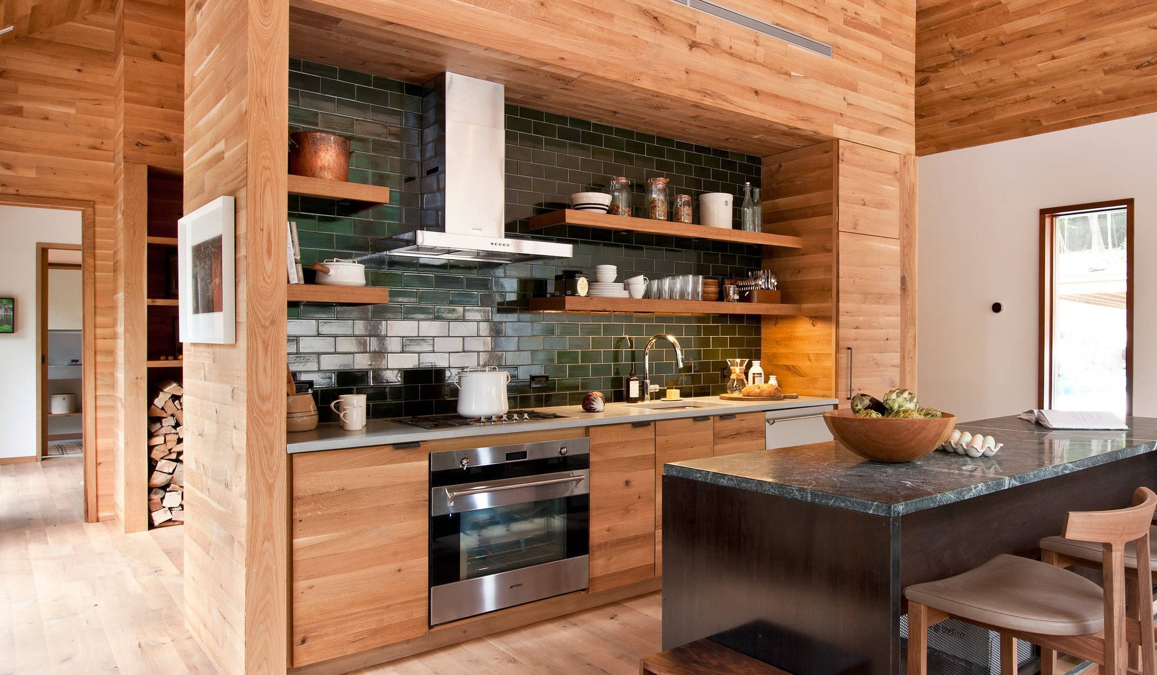 Кухня в деревянном доме: дизайн кухонного гарнитура в современном интерьере