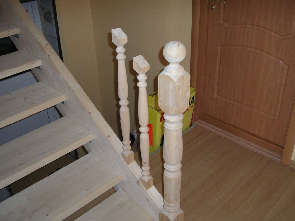 Установка поручней на лестницу, стену: варианты крепления + (фото)