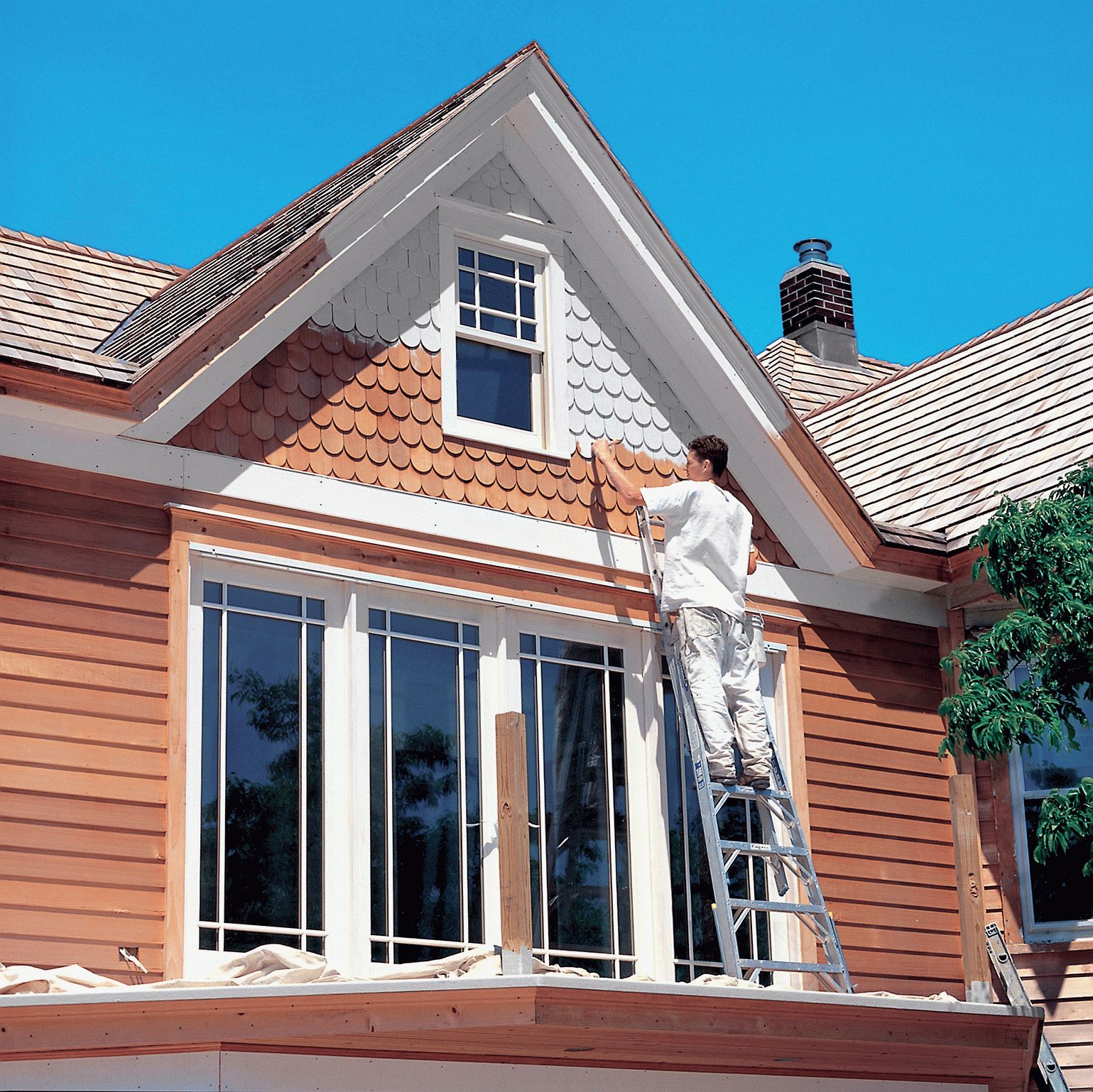 Чем покрасить деревянный дом снаружи: привлекательность и защита своими руками