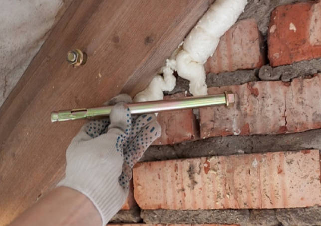 Как закрепить брус к бетонной стене?