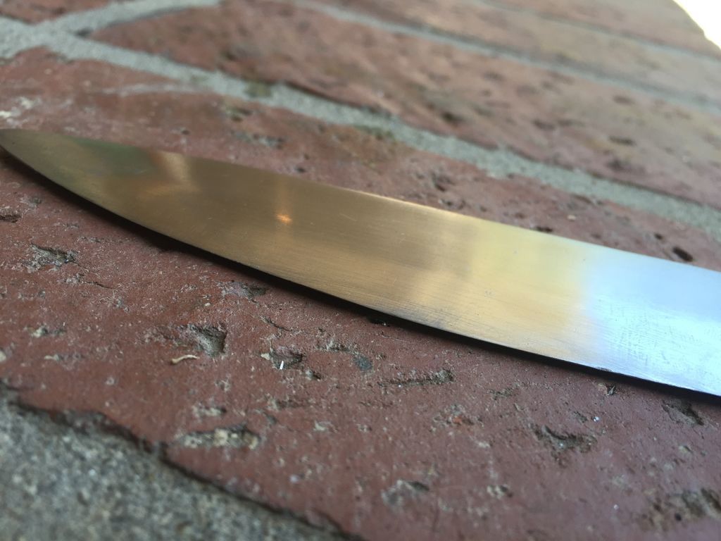 Как закалить металл в домашних. Закалка ножа из нержавейки. Закаленная сталь нож. Каленый металл. Нож из закаленной стали.