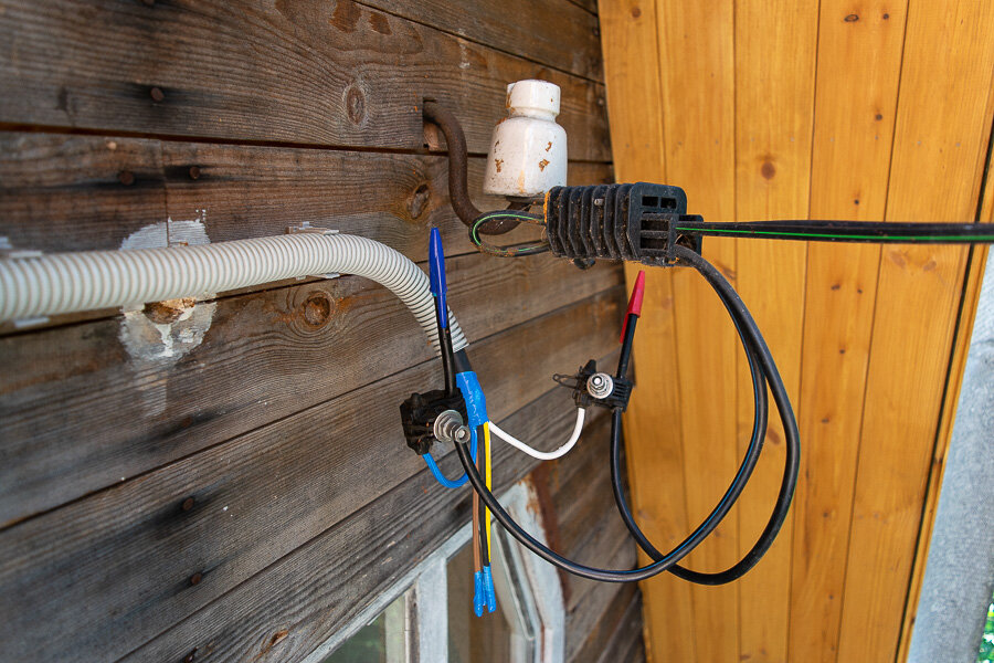 Допустимо ли выполнять электромонтаж ввода через чердак проводом с алюминиевыми жилами в деревянном доме?