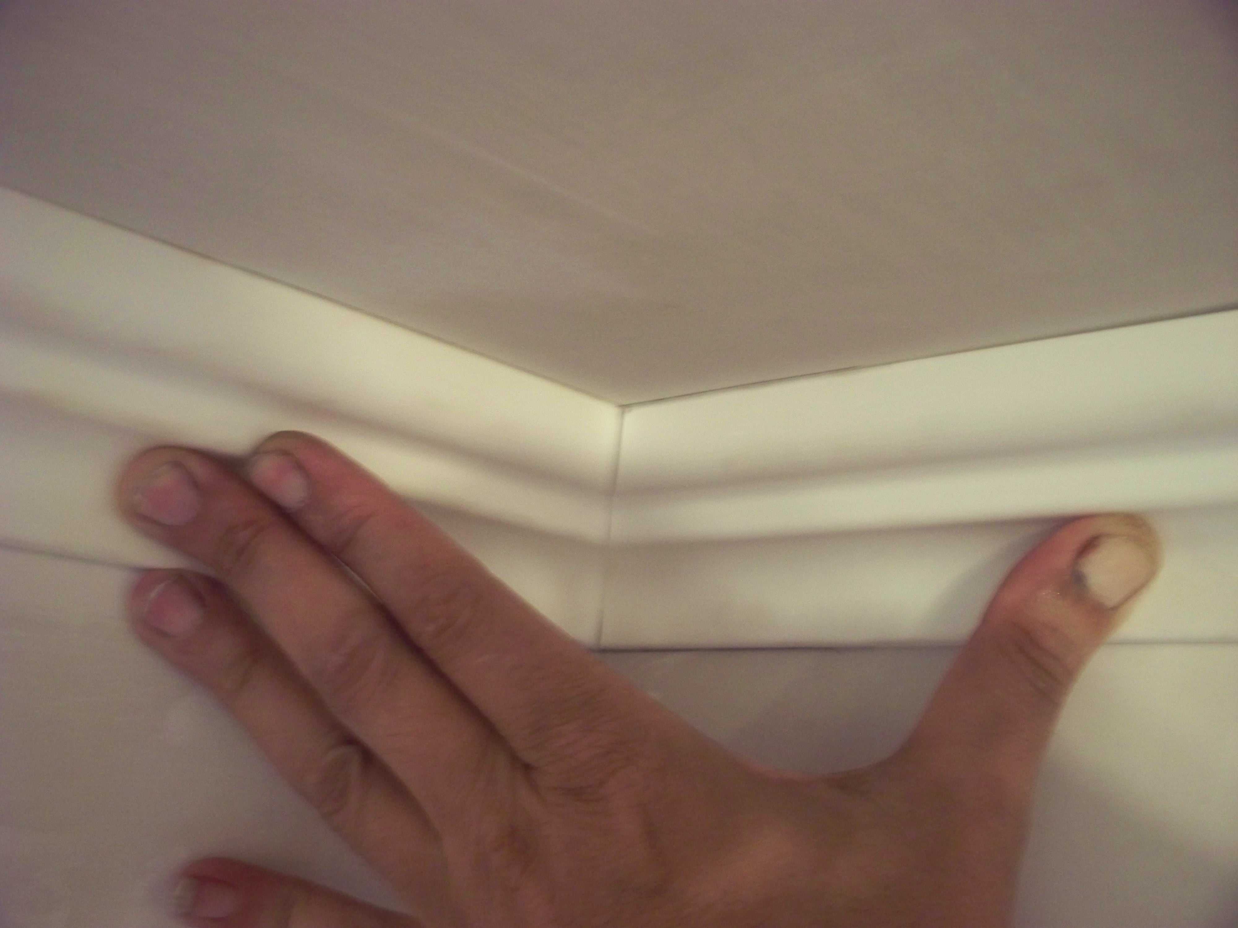 Как правильно сделать поклейку багета на потолок своими руками