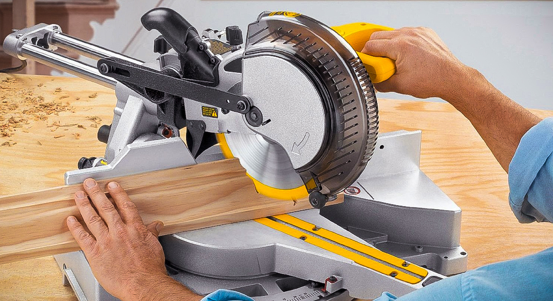 Замена торцовочной пиле. Mitre saw DEWALT dw709. Торцовка по дереву с протяжкой. Торцовочные пилы с протяжкой 2022. Торцевая пила по дереву.