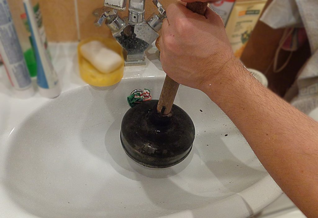 Как пользоваться вантузом: правила прочистки раковин, ванн и унитазов