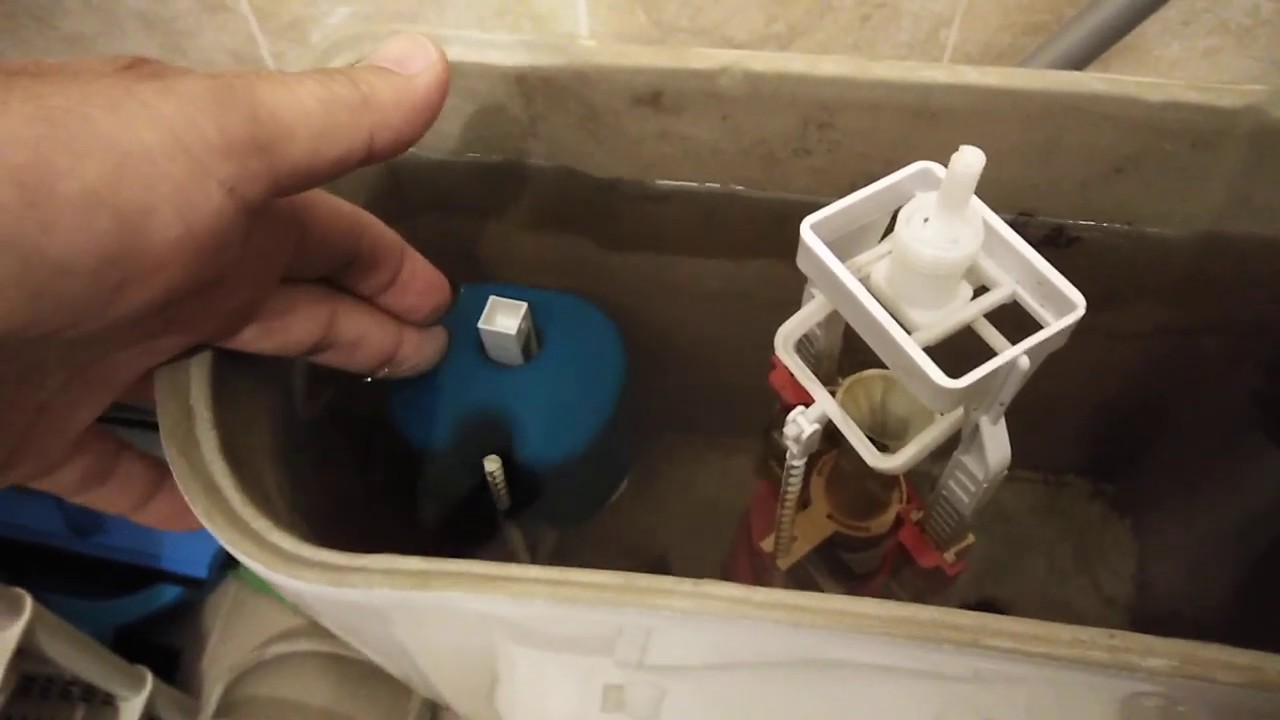 Если клапан в бачке не держит, вода будет напрямую поступать в унитаз Исправить эту ситуацию поможет демонтаж и осмотр устройства