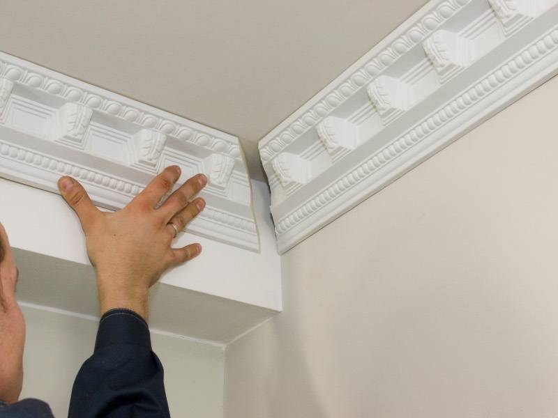 Как клеить плинтуса на потолок в углах: как резать галтели, подробная инструкция