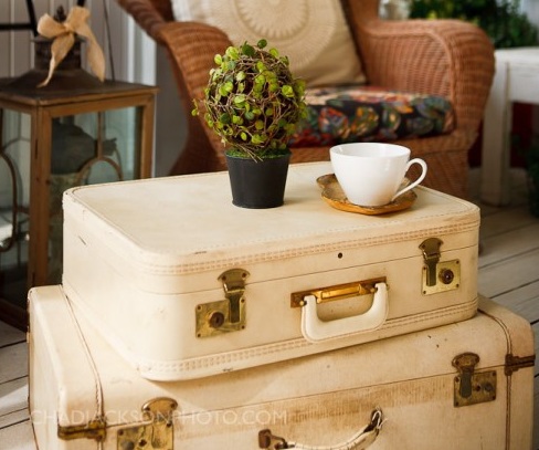 Старый чемодан в интерьере: декор - 33 фото