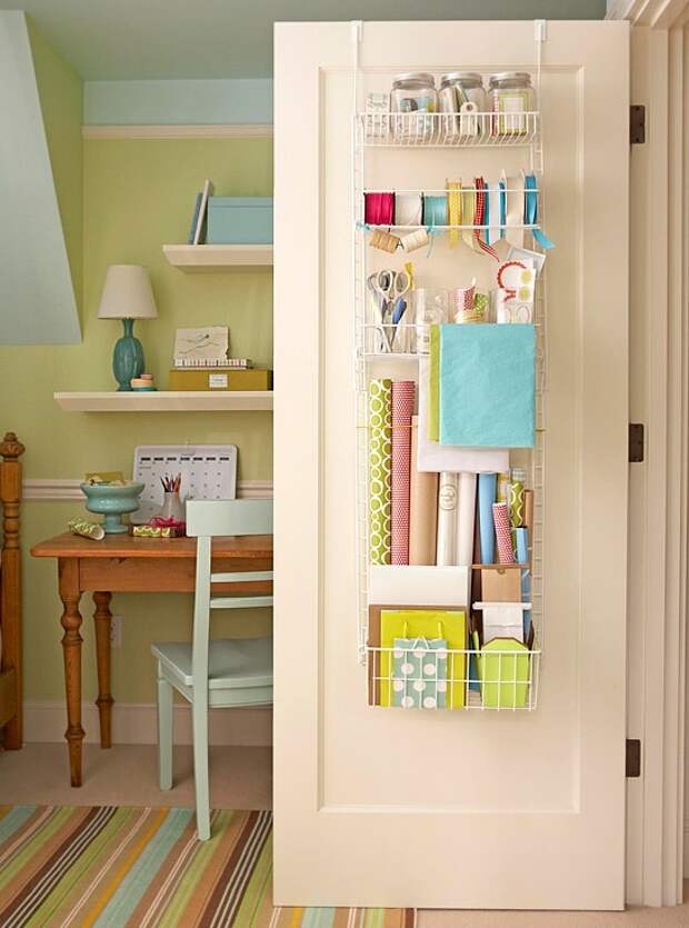 Если в маленькой квартире нет возможности разместить шкаф или стенку, то небольшая вешалка станет оптимальным решением, позволяющее размещать вещи и сохранить свободную полезную площадь