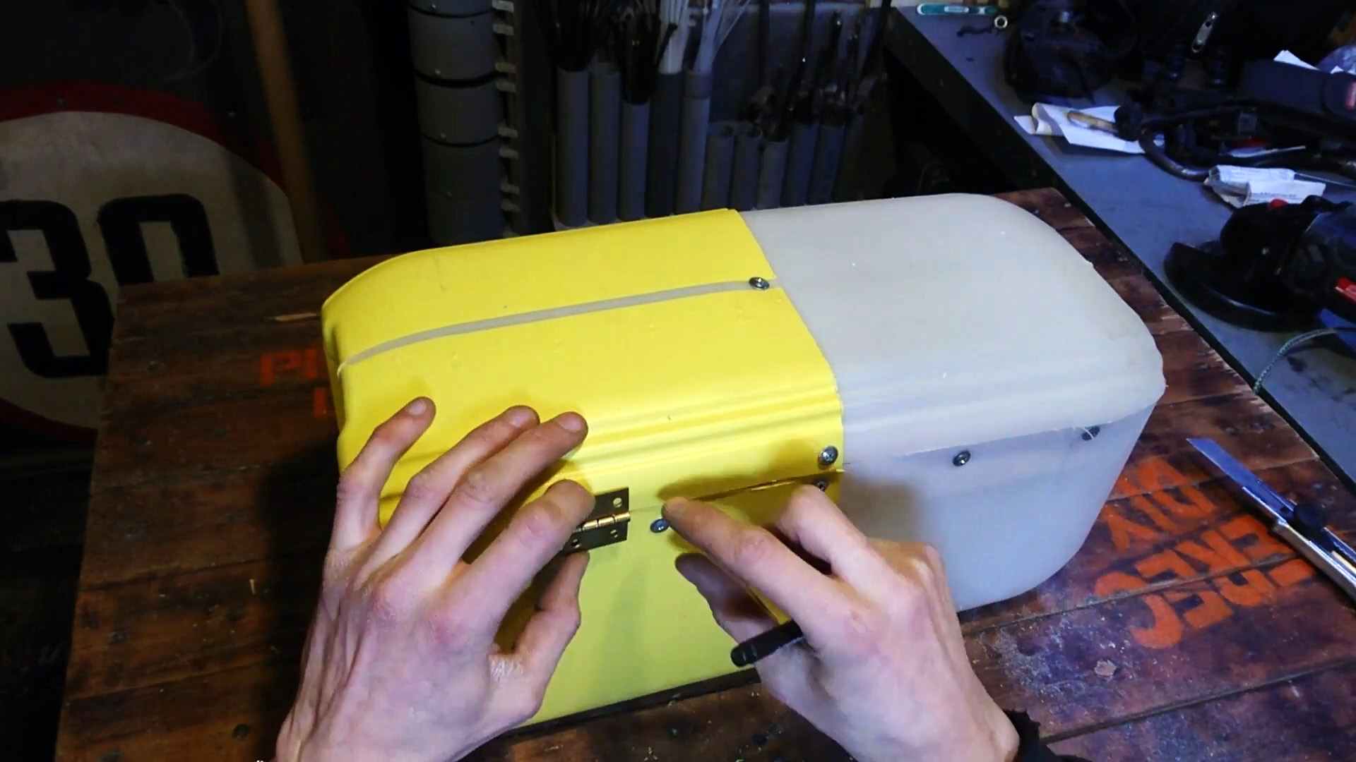 Шкафчик из канистры. самодельный ящик для инструментов ящик из пластиковой канистры своими руками
