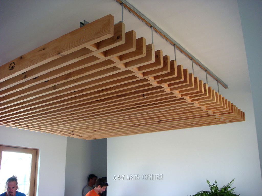 Варианты оформления интерьера стены деревянными рейками