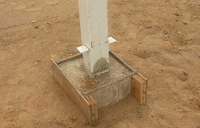 Установка деревянных столбов на бетонное основание. крепление деревянного столба к бетонному основанию