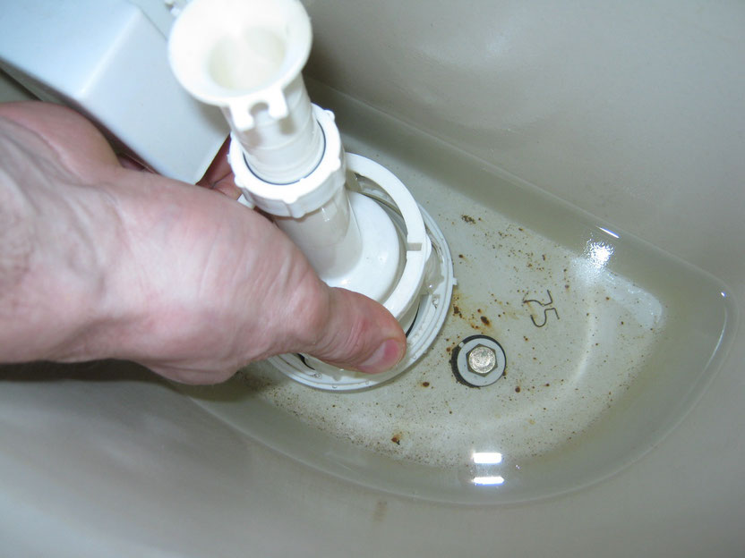 Бачок унитаза не держит воду – причины протечки и ремонт
