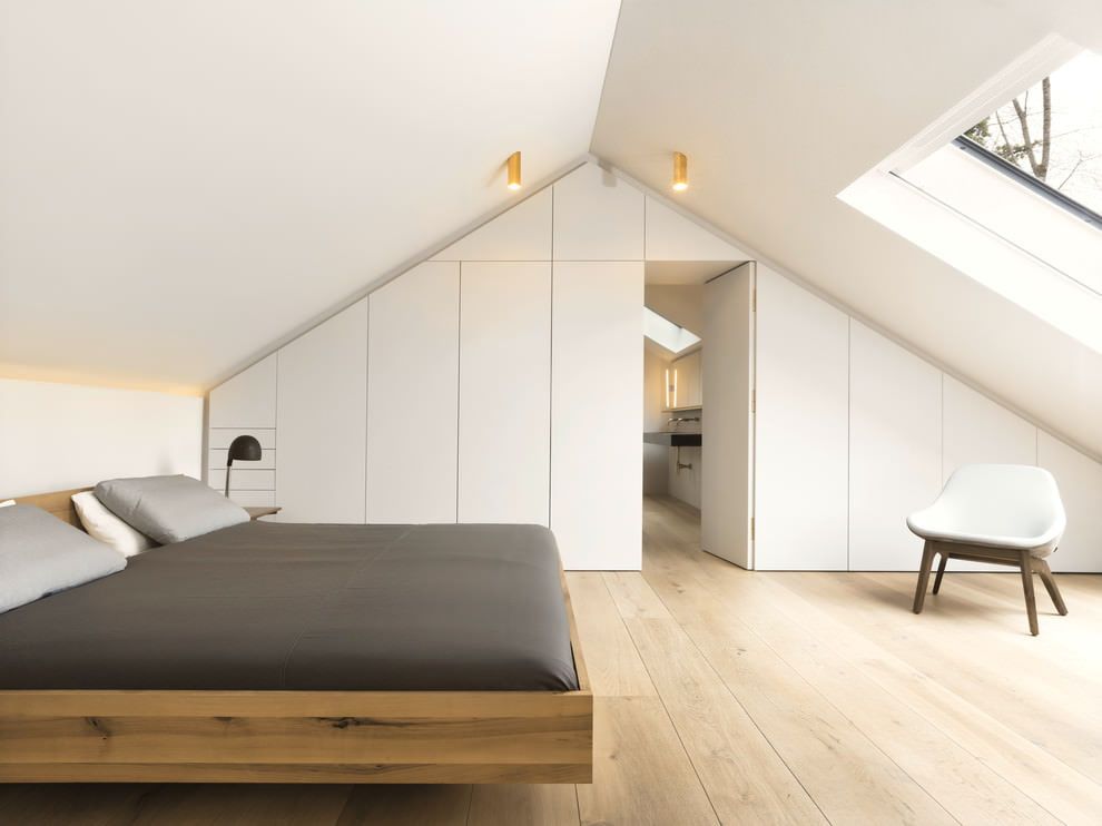Спальня в мансарде со скошенным потолком; дизайн интерьера, как обустроить мансарду под спальню в мансарде