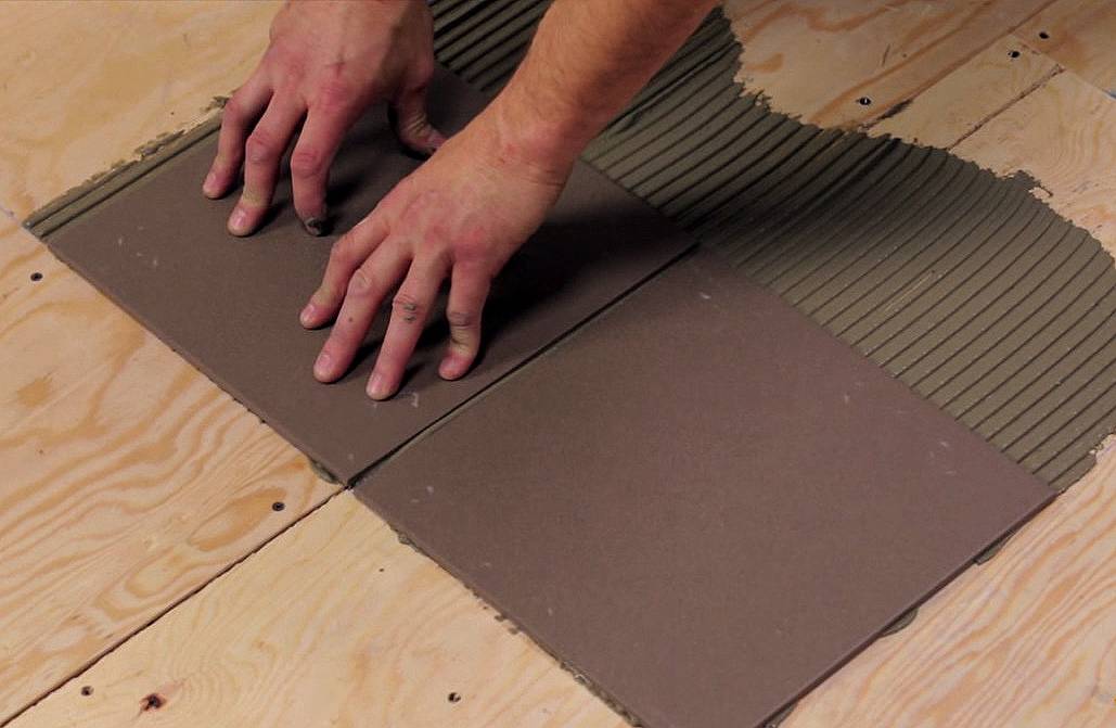 Как на деревянный пол положить плитку (кафель или керамическую) на кухне в частном доме