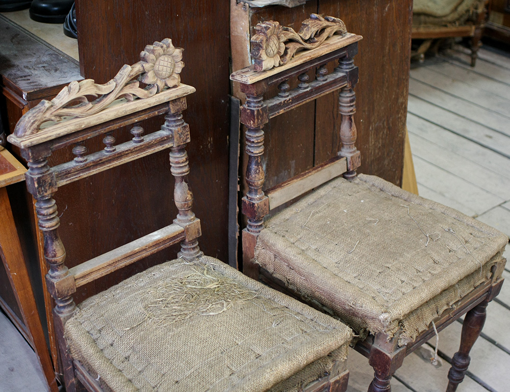 Старинная реставрация. Стулья старинные отреставрированные. Реставратор старинной мебели. Реставрируем старый стул. Стул в средневековом стиле.