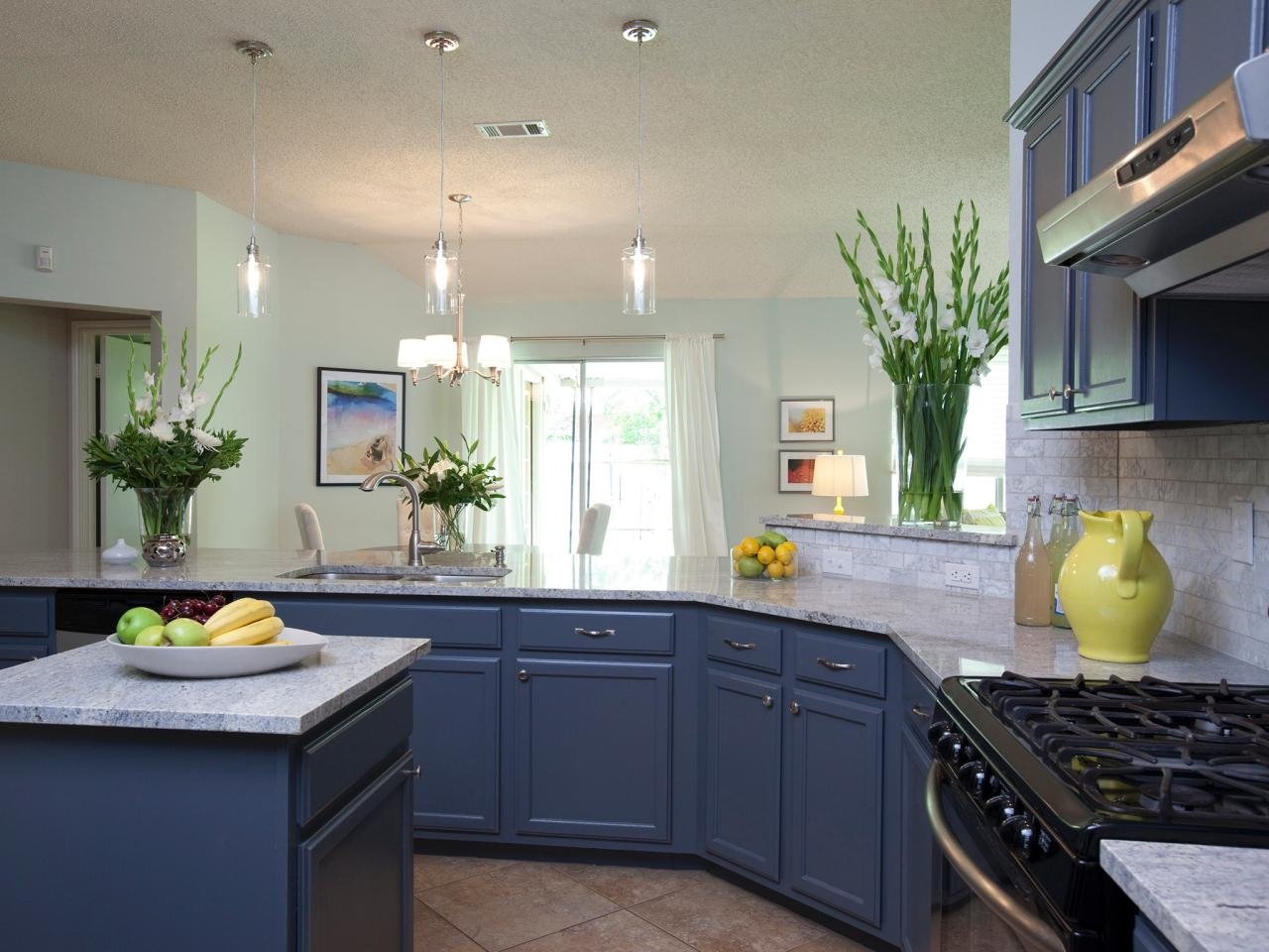 сочетание цветов в интерьере кухни синий и серый