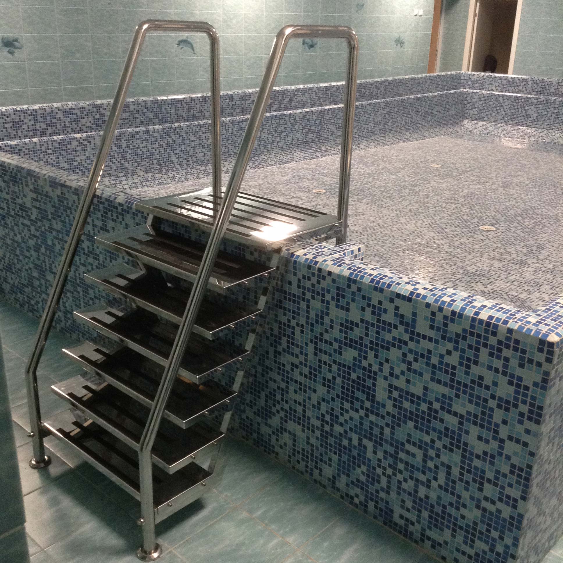 Лестница из нержавейки в бассейн изготовление, установка