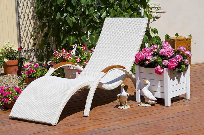 Для отдыха в саду лучше использовать специальный садовый стул из дерева Он имеет низкую посадку, поэтому более устойчив