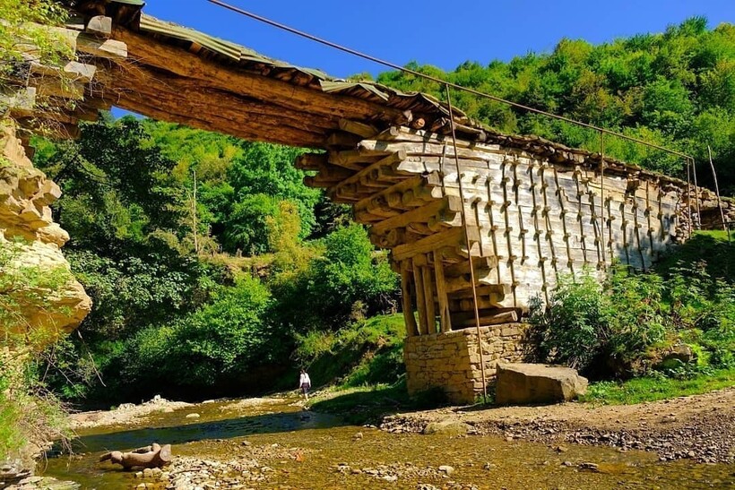 В данном обзоре китайский мастер делает деревянный мост через небольшую речку, не используя при этом ни единого гвоздя и электроинструмент