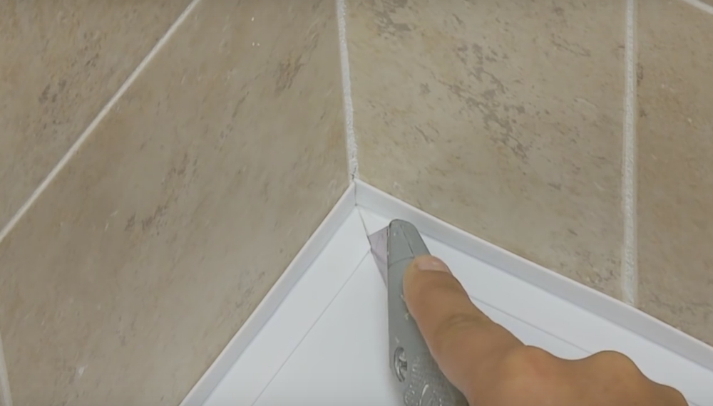 Как поклеить плинтус потолочный для ванной комнаты, фотопримеры и видео: передаем все нюансы