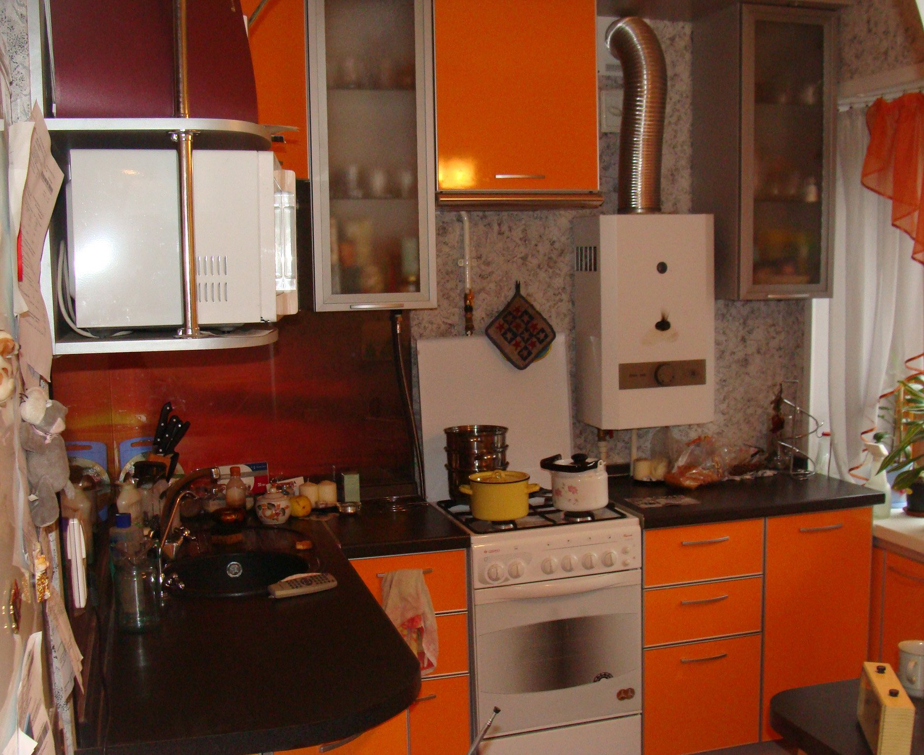 кухонный гарнитур в маленькую кухню с колонкой