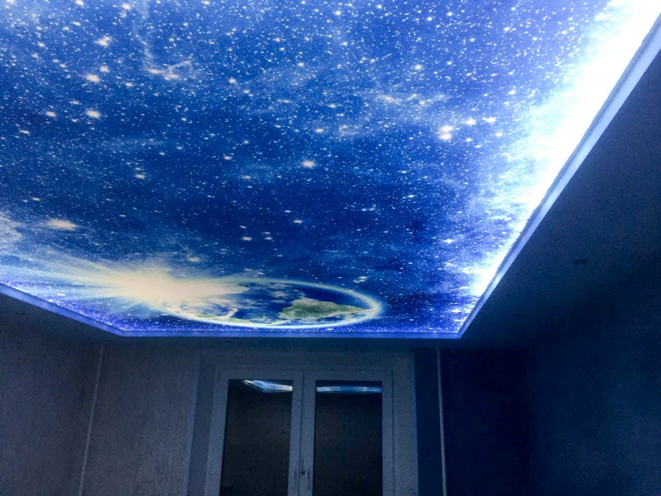 Потолок «звездное небо» в интерьере — миллионы галактик над головой (22 фото)