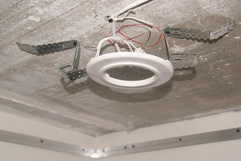 Установка светильников в натяжной потолок (самостоятельно)