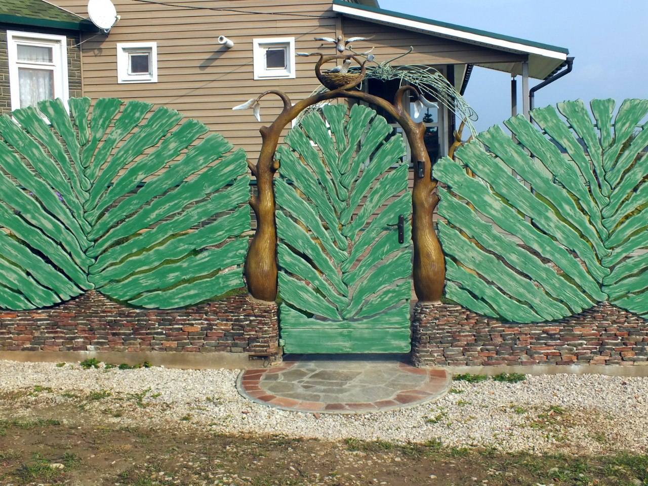 Чем покрасить деревянный забор надолго дешево