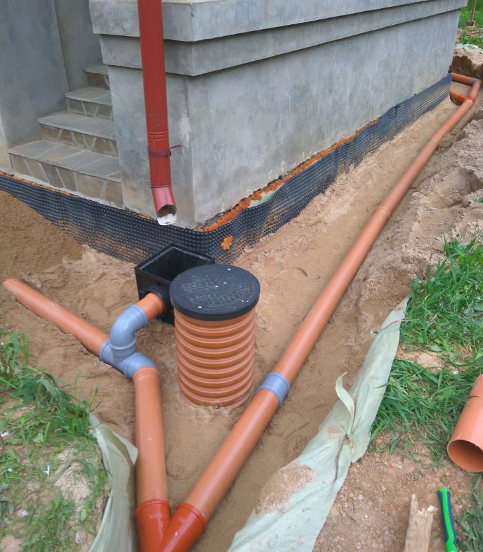 Можно ли ливневую канализацию. Дренажная система ливневой канализации. ТКЧ-150-380 ливневая канализация. Водоприемный дренажный колодец. Труба для ливневой канализации к2 400.