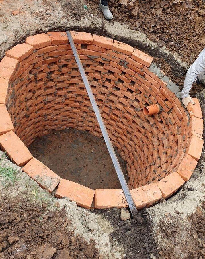 Чем укрепить яму дачного туалета чтобы не осыпалась