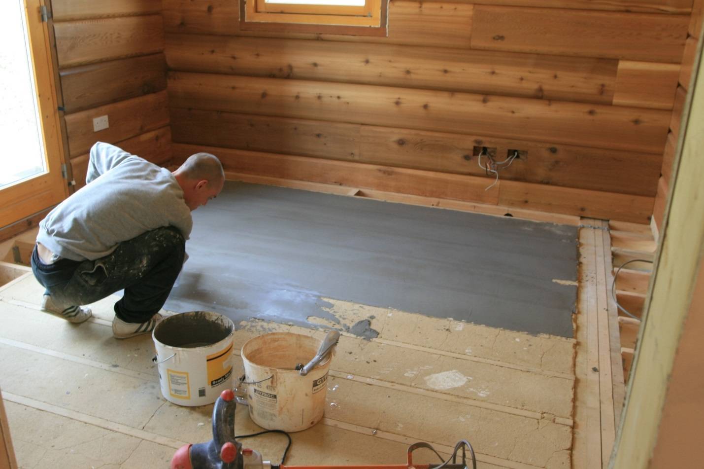 Чем покрыть деревянный пол в доме. виды и особенности материалов, подготовка поверхности