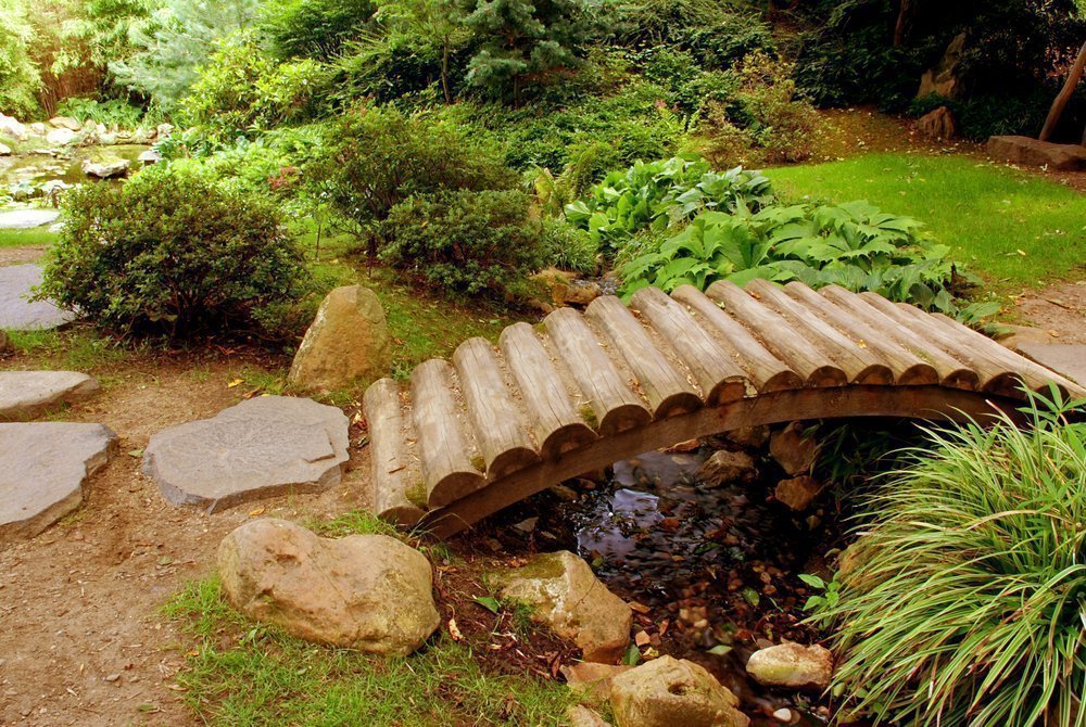 Декоративный мостик для сада +50 фото