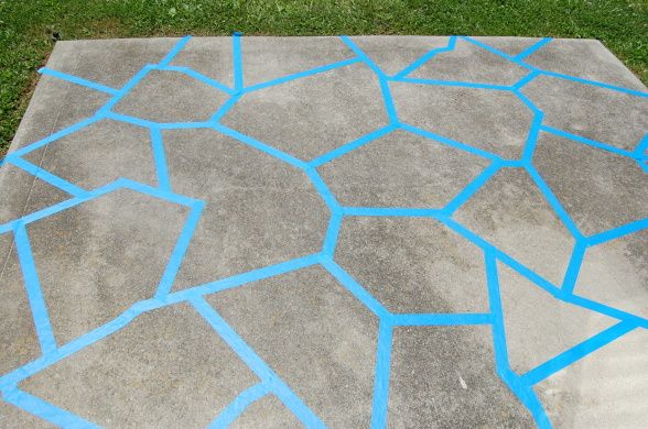 Покраска бетонной дорожки морилкой для имитации камня