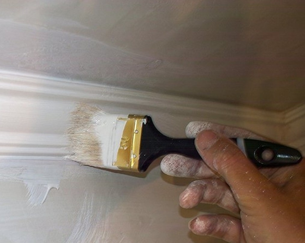 Перед покраской потолка нужно грунтовать. Покрасить потолочный плинтус. Покраска плинтуса перед монтажом. Варианты покраски потолочного плинтуса. Краска для потолочного плинтуса из пенопласта.