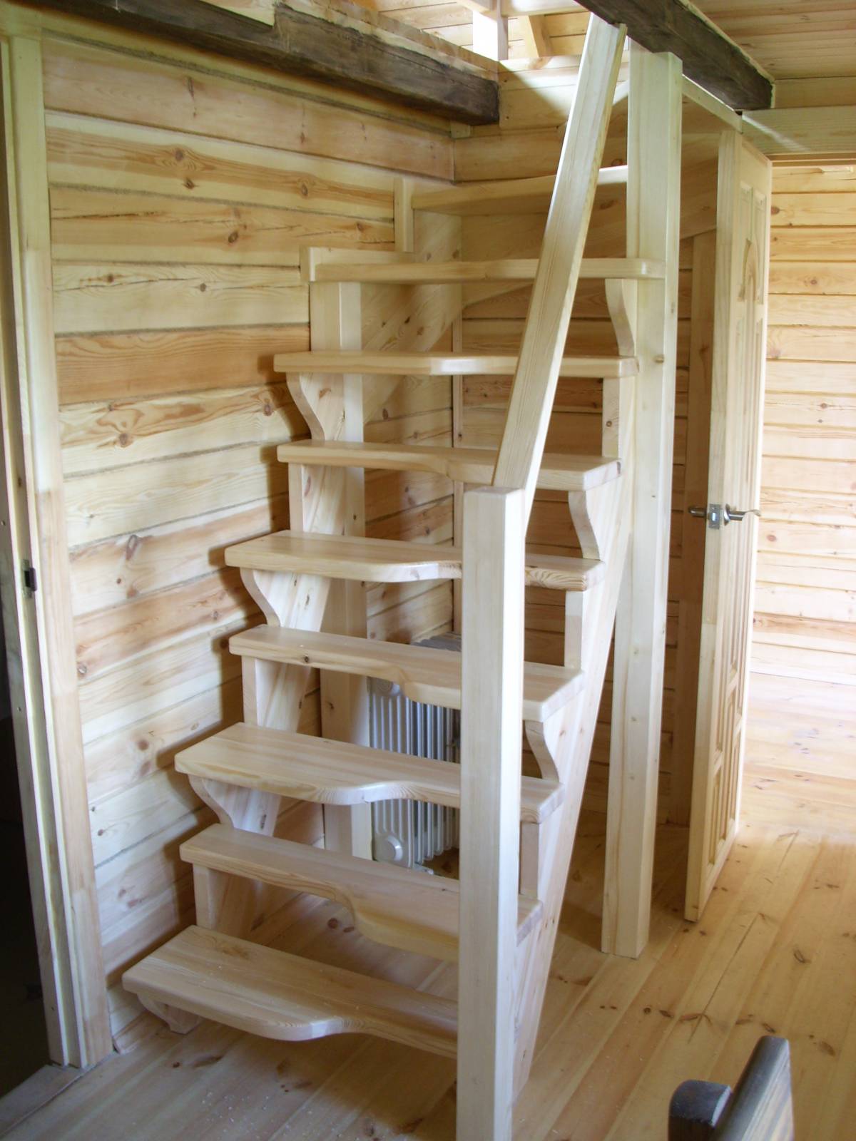 Правильная лестница на второй. Лестница деревянная. Лестница на второй этаж. Лестница деревянная на второй. Крутая деревянная лестница.