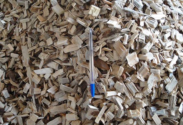 Как своими руками приготовить дрова для копчения: выбор древесины, способы заготовки щепы и полезные советы