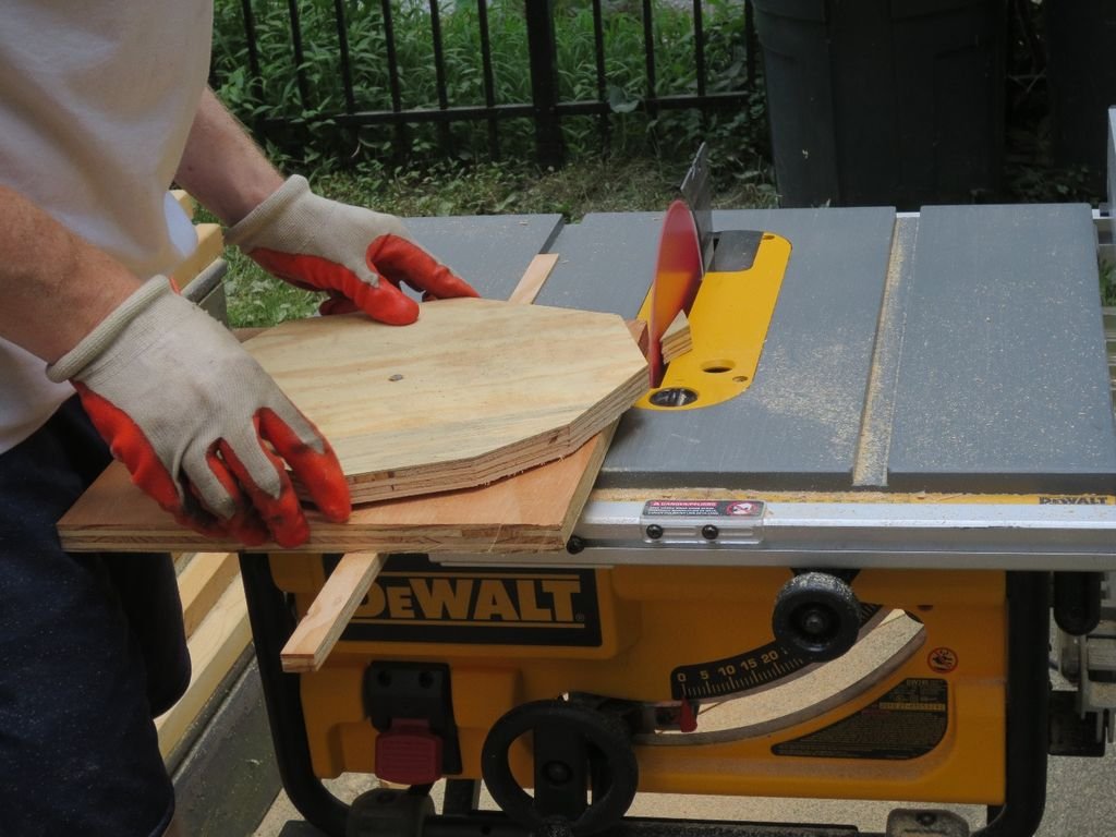 Разметка древесины инструментами перед обработкой
