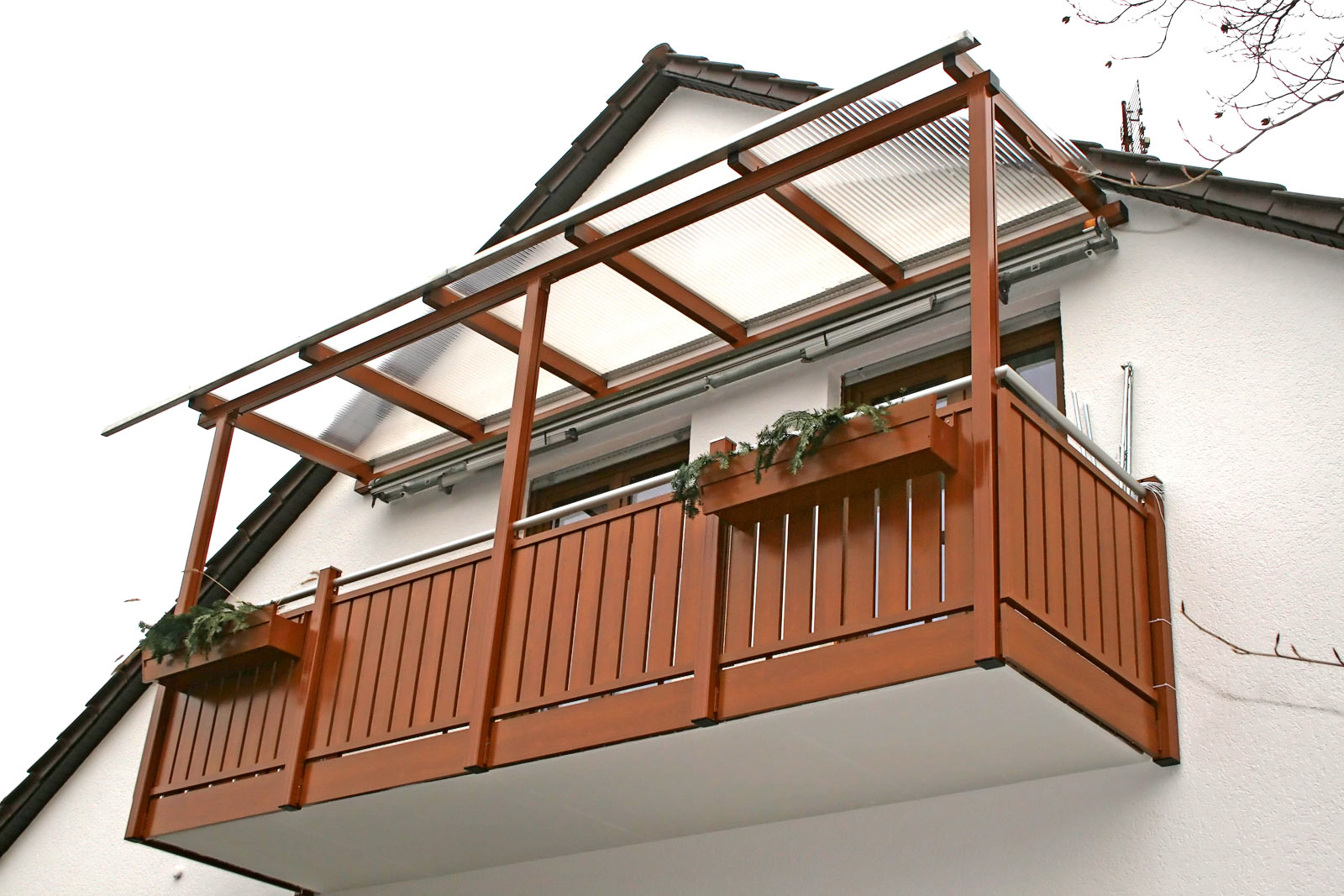 Как покрасить балкон при помощи разных материалов