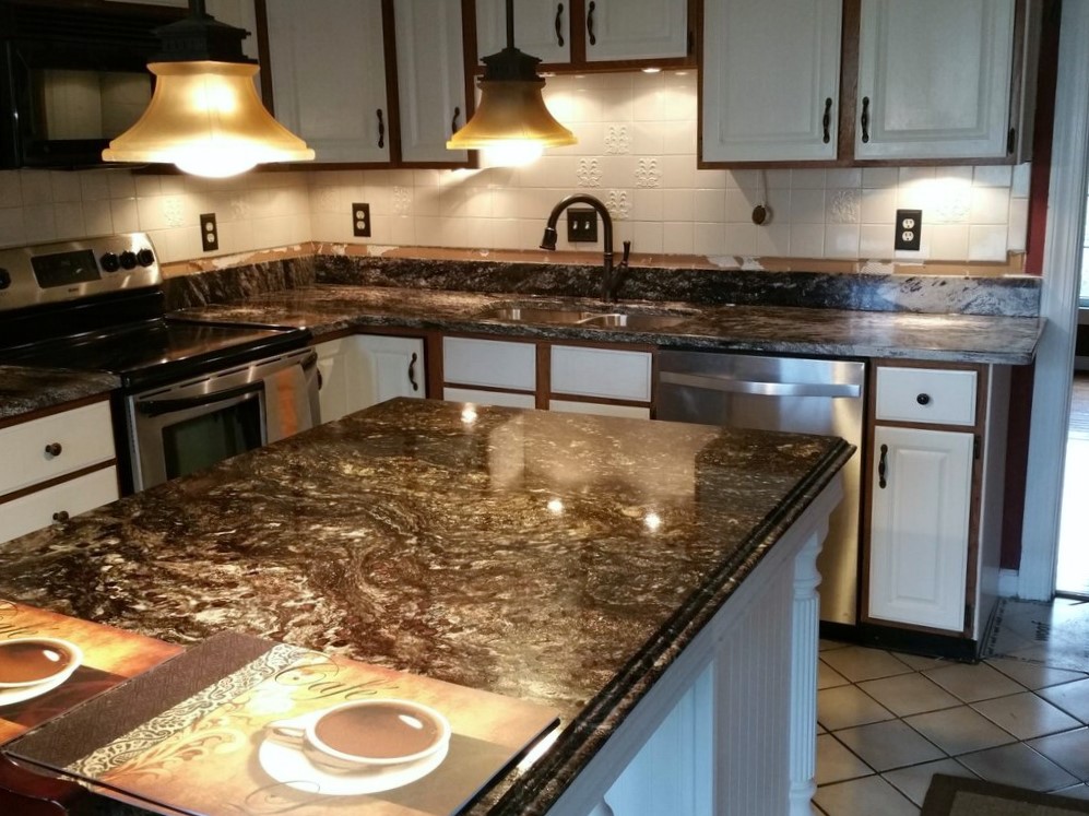 Гранитная кухонная столешница — идеальный вариант для частного дома Гранит является долговечным, надежным и износостойким материалом