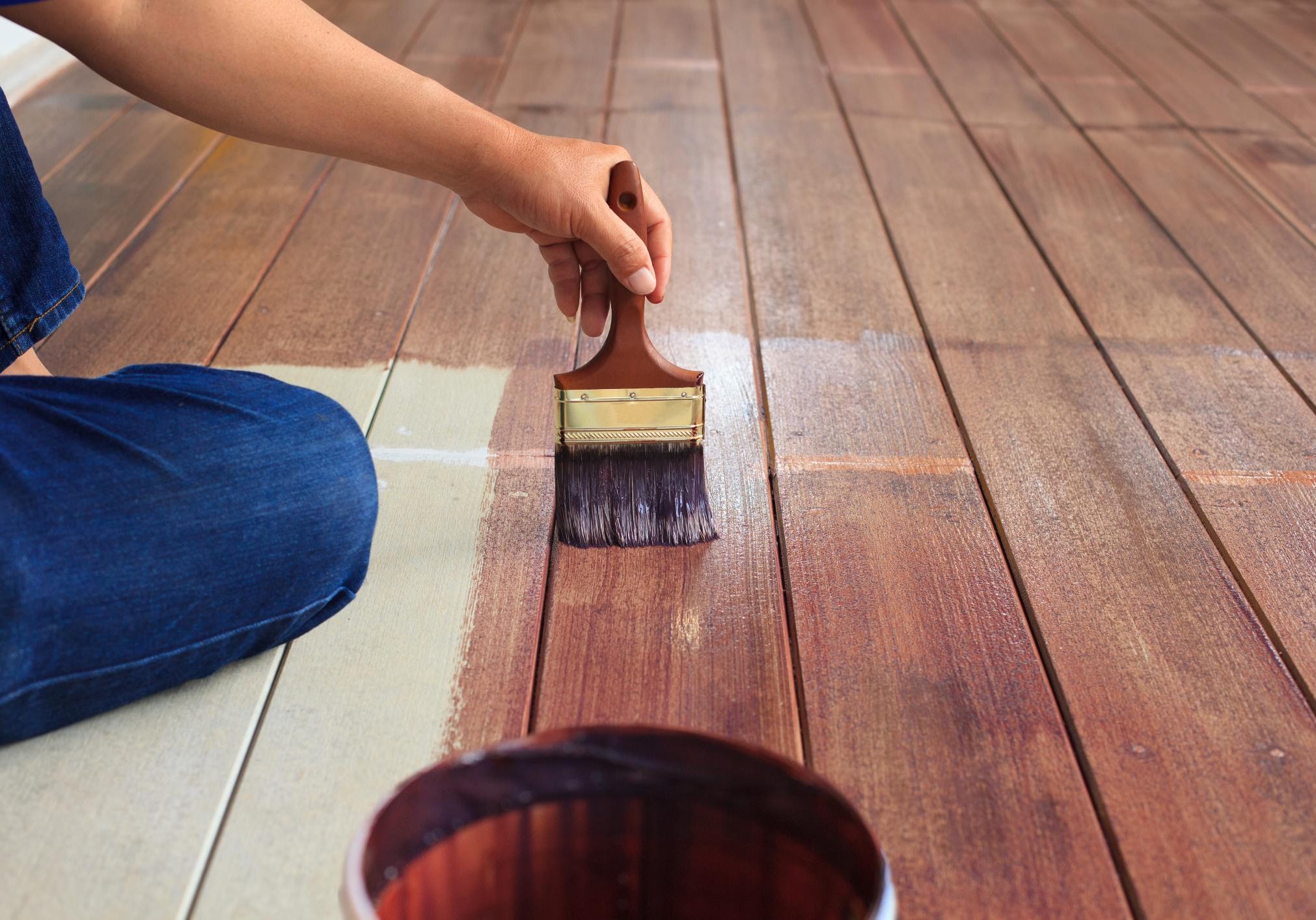 Чем покрасить деревянный пол на даче: выбираем материал