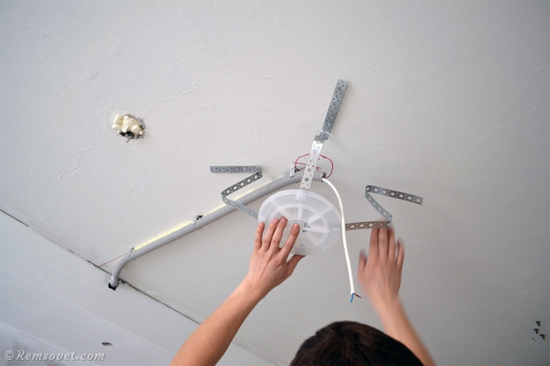 Как подобрать и установить квадратные светильники в натяжной потолок