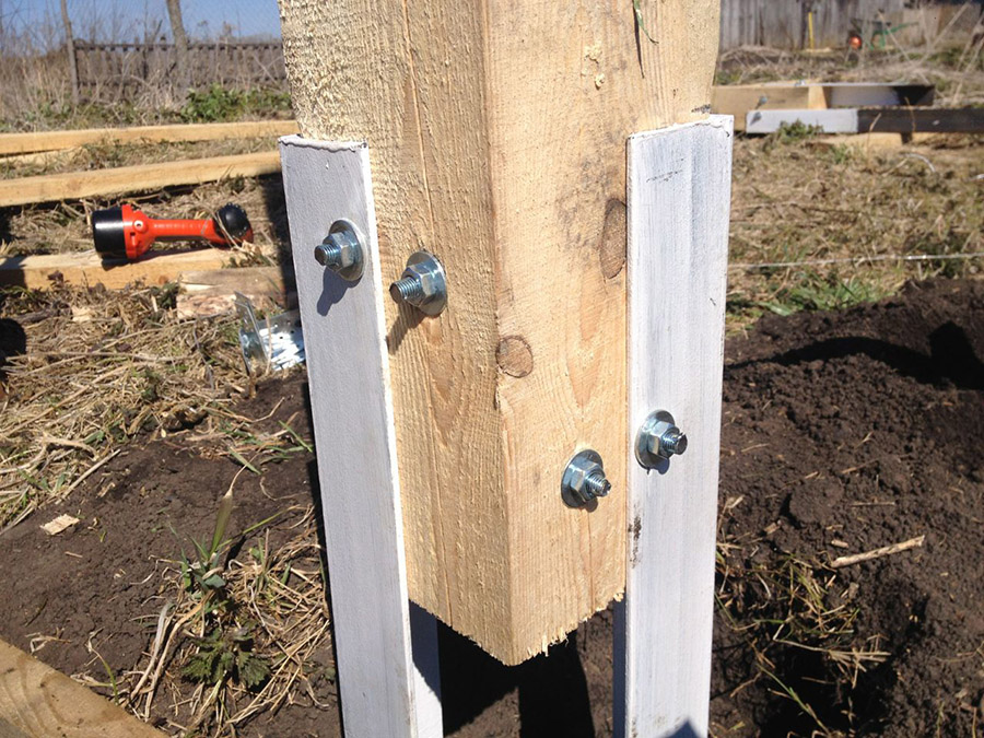 Как установить деревянный столб на бетонное основание? - капитальное строительство и ремонт