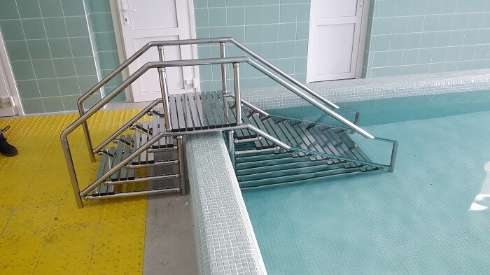 Как выбрать лестницу для домашнего бассейна