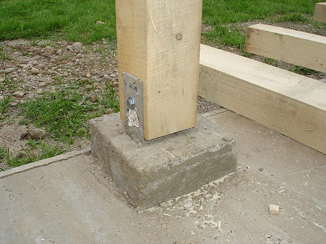 Как прикрепить деревянный столб к бетонному основанию. можно ли деревянные столбы заливать бетоном? разметка и бурение отверстий