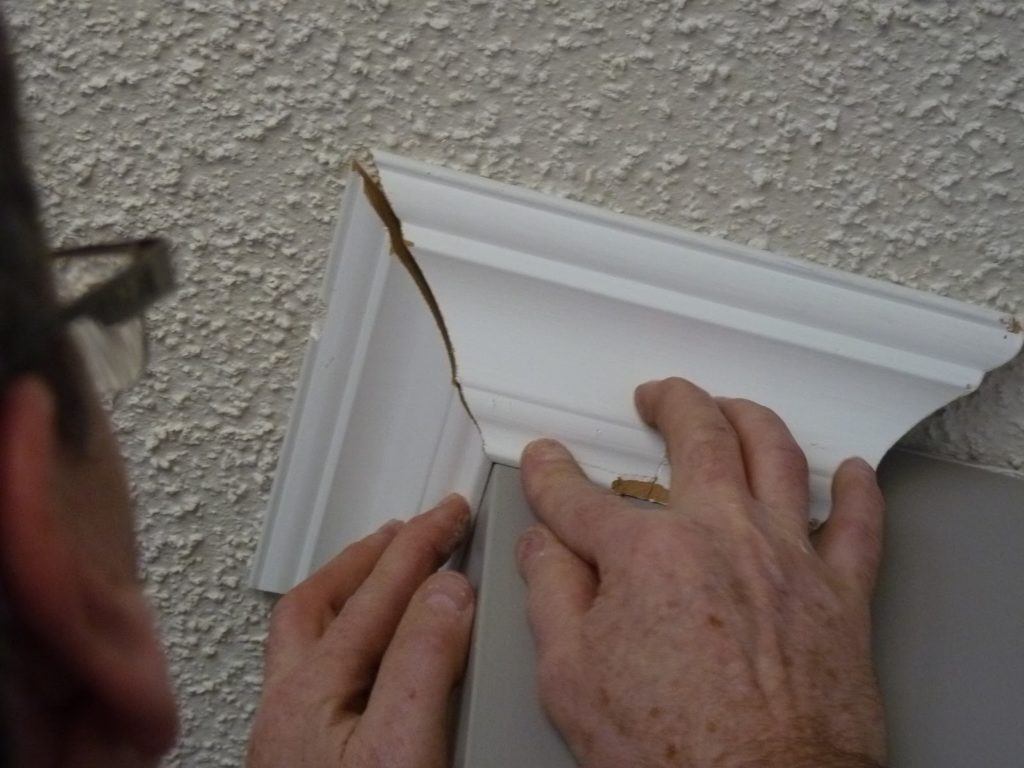 Как сделать угол на потолочном плинтусе своими руками?