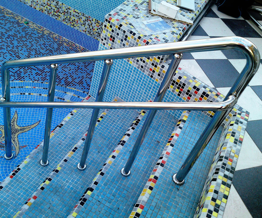 Как сделать лестницу в бассейн своими руками — технология монтажа