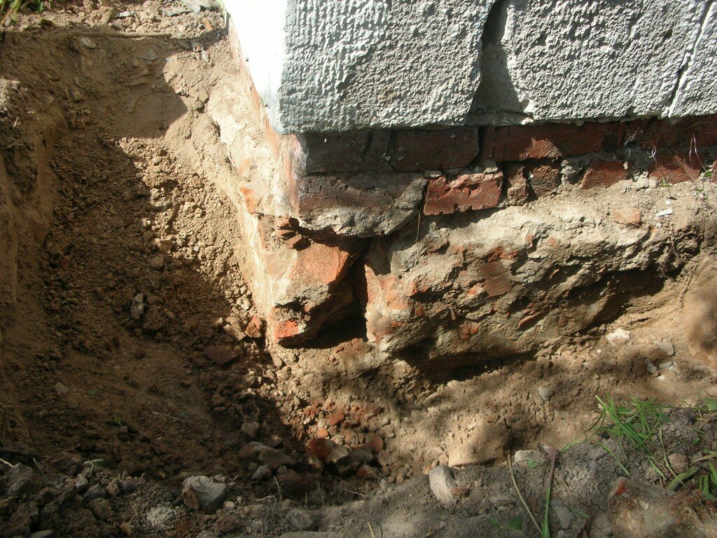 Как подвести и восстановить фундамент у старого дома: соблюдение этапов грамотной реконструкции